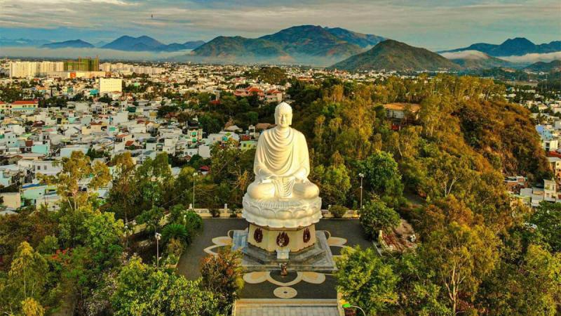 Chùa Long Sơn Nha Trang: Kinh nghiệm chiêm bái MỚI NHẤT 2024
