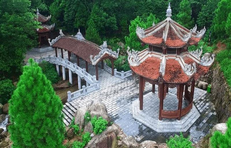 Tham quan khu di tích lịch sử Côn Sơn