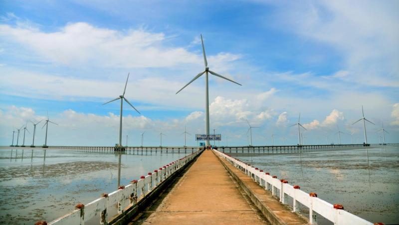 Lối đi ra biển dẫn tới các tuabin điện gió, bảng Điện gió Bạc Liêu và bầu trời nhiều mây
