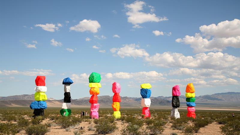 Trầm Trồ Trước "Bảy Ngọn Núi Ma Thuật" Seven Magic Mountains
