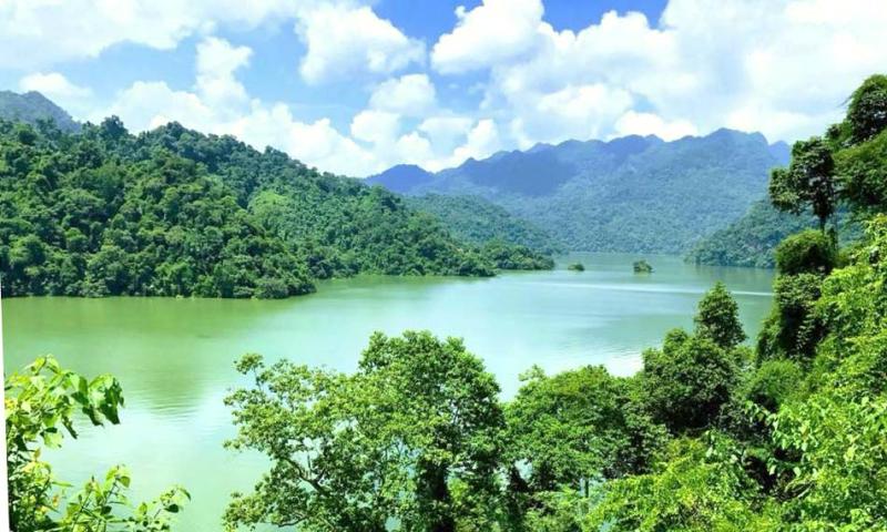 Hồ Ba Bể - viên ngọc bích của vùng núi rừng Ðông Bắc