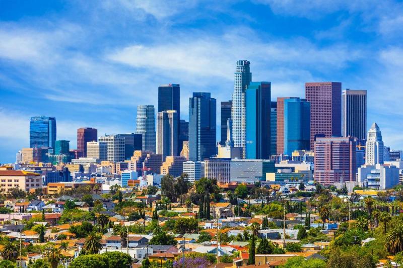 Các tòa nhà chọc trời trung tâm Los Angeles nổi bật trên nền trời xanh và khu dân cư xanh mát