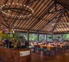 Không gian nhà hàng và quầy bar tại Adaaran Select Meedhupparu, Maldives