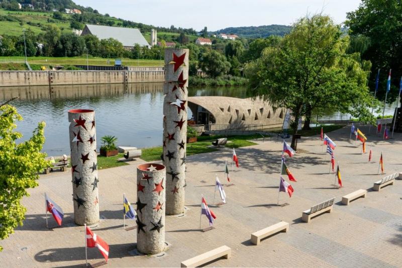 Quảng trường và các cột biểu tượng tại làng Schengen bên dòng sông ở Luxembourg.
