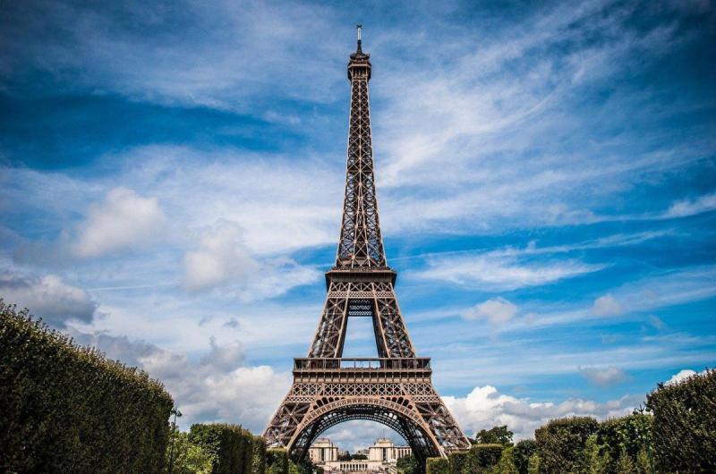 Tháp Eiffel ở Paris, điểm đến nổi bật khi xin visa du lịch Pháp.