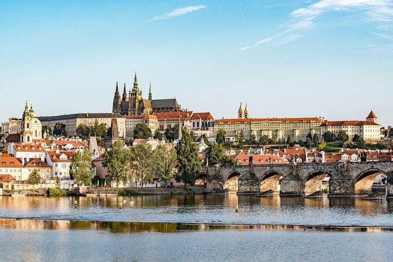 Toàn cảnh cầu Charles và lâu đài Praha bên sông Vltava tại Cộng hòa Séc.