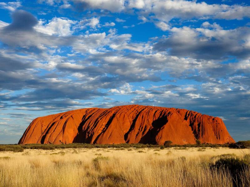 Uluru-Kata Tjuta với khối đá đỏ giữa vùng Red Centre của Úc