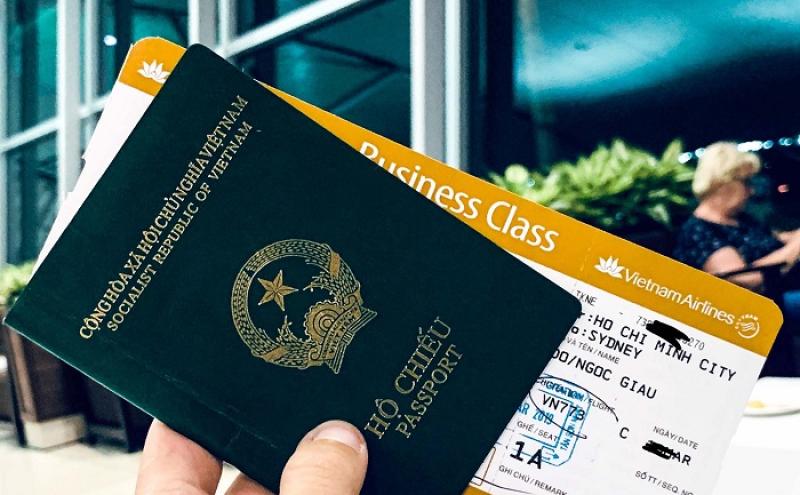 Hộ chiếu Việt Nam và thẻ lên máy bay đi Sydney