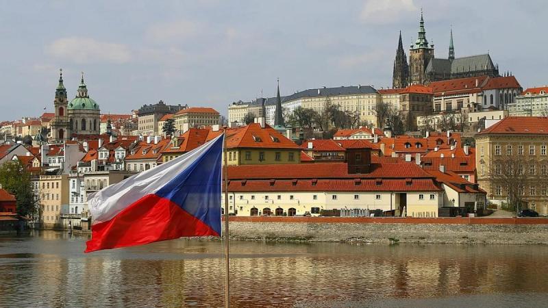 Lá cờ Cộng hòa Séc phía trước những công trình cổ kính của thủ đô Praha.