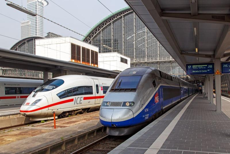 Hai đoàn tàu cao tốc tại ga Frankfurt minh họa việc đi lại giữa các nước Schengen.