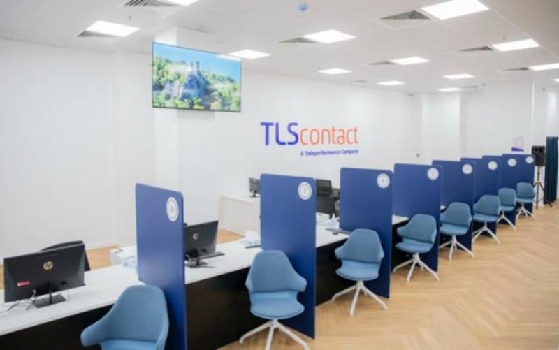 Quầy tiếp nhận hồ sơ tại trung tâm thị thực TLScontact phục vụ người xin visa Pháp.