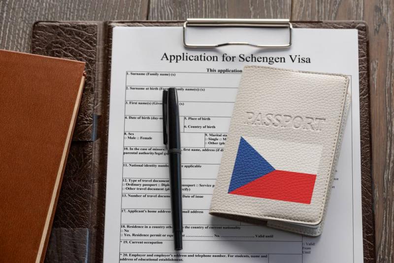 Tờ khai visa Schengen, bút viết và bìa hộ chiếu in hình quốc kỳ Séc.
