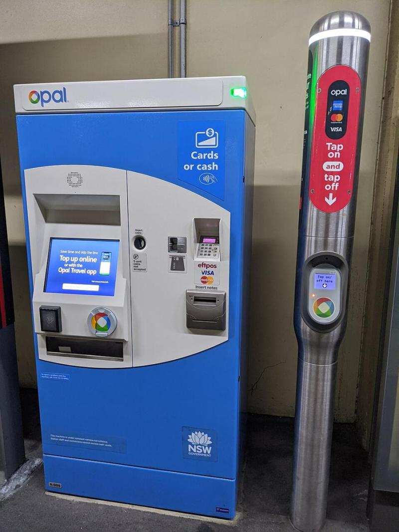 Máy đọc và nạp thẻ Opal tại tram Sydney