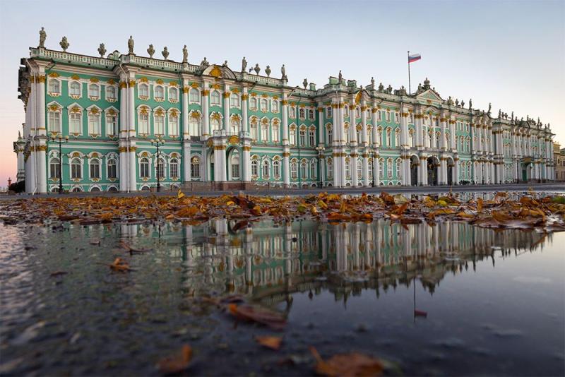 Cung điện Mùa Đông ở St. Petersburg giữa mùa lá rụng