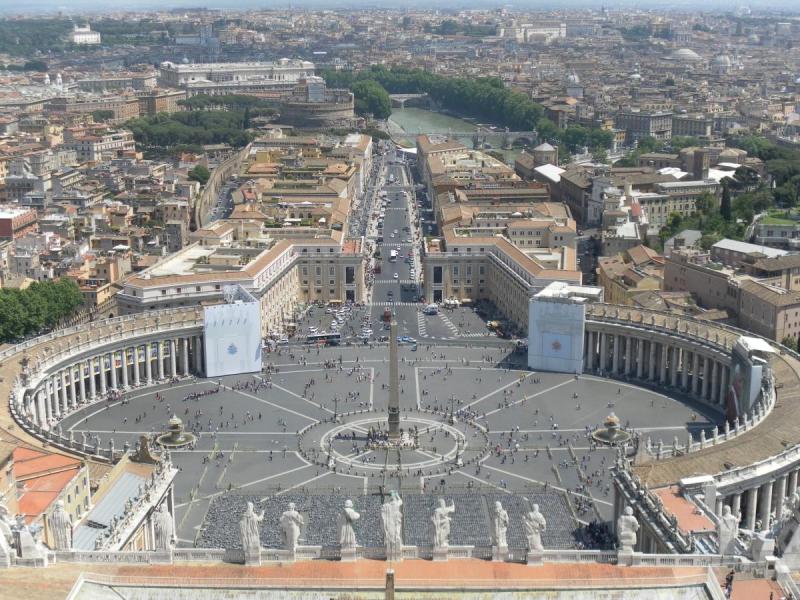 Toàn cảnh quảng trường Thánh Phêrô tại Vatican nhìn từ mái vòm nhà thờ.