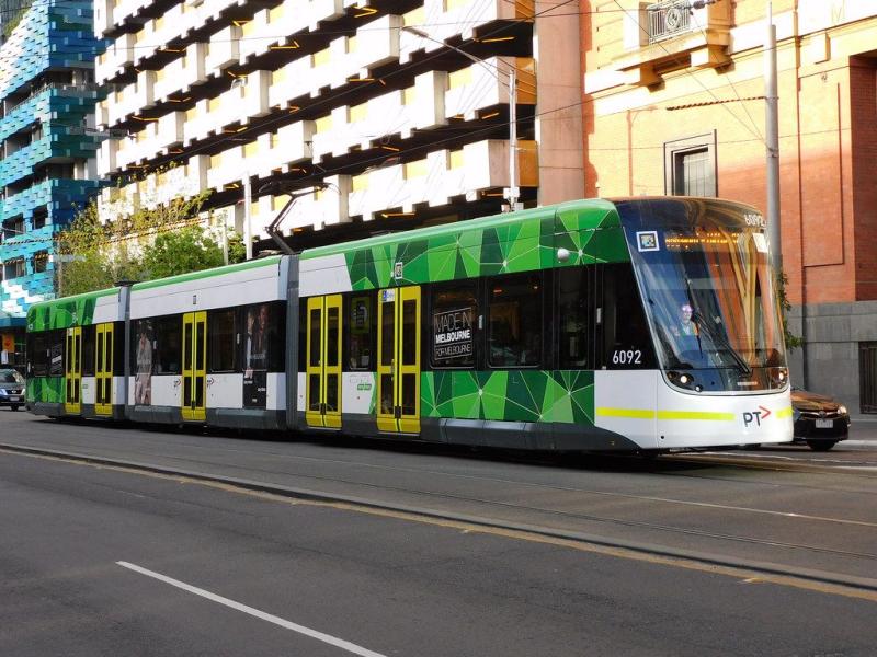 Tàu điện công cộng chạy trên phố Spencer ở Melbourne