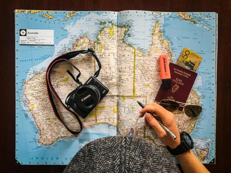 Bản đồ, hộ chiếu và đồ dùng du lịch minh họa kế hoạch cùng lịch trình khám phá Australia
