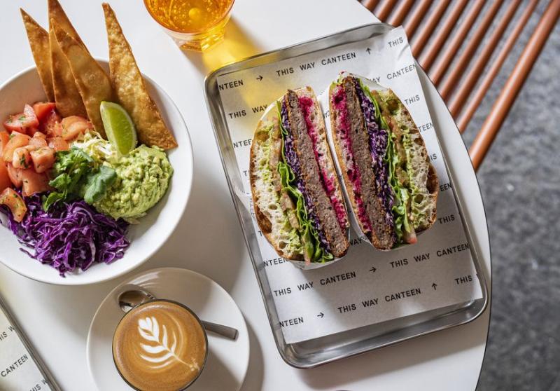 Bữa ăn café gồm sandwich, salad, cà phê và nước trái cây tại Sydney