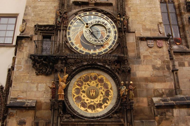 Đồng hồ thiên văn cổ nổi tiếng gắn trên tòa thị chính tại trung tâm Praha.