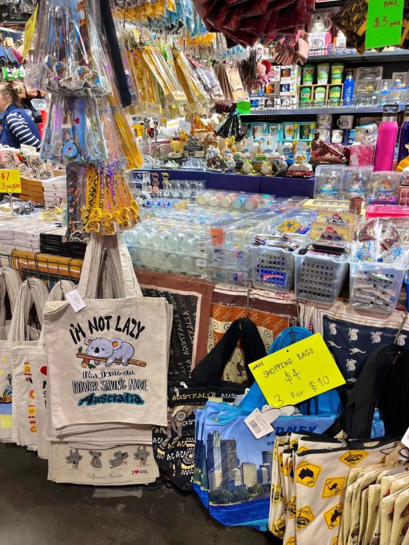 Quầy túi và quà lưu niệm Australia tại Paddy's Market Sydney