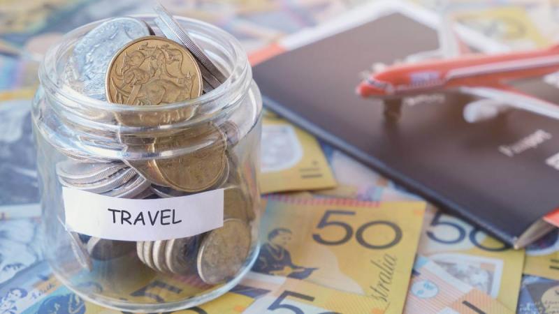 Hũ tiết kiệm du lịch đặt trên tiền giấy 50 đô la Australia