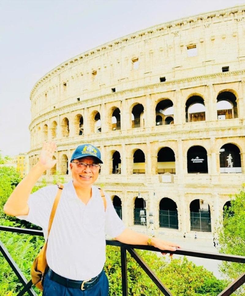 Du khách chụp ảnh trước Đấu trường Colosseum tại Rome, Ý.