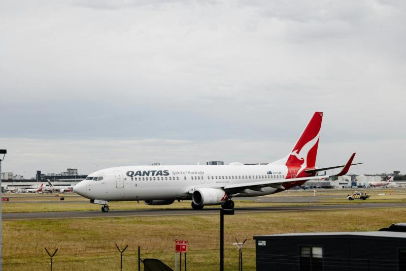 Máy bay Qantas Boeing 737 dùng cho các chặng nội địa tại sân bay Sydney