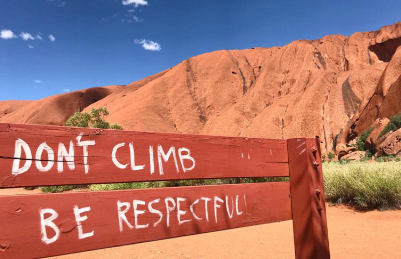 Biển nhắc du khách không leo Uluru và tôn trọng văn hóa Anangu