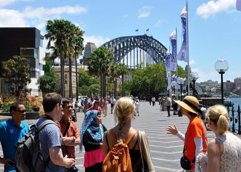 Nhóm khách tham gia tour đi bộ có hướng dẫn tại Sydney