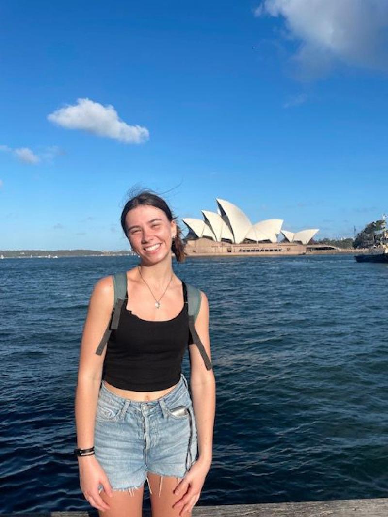 Du khách đeo ba lô tự khám phá khu vực Nhà hát Opera Sydney