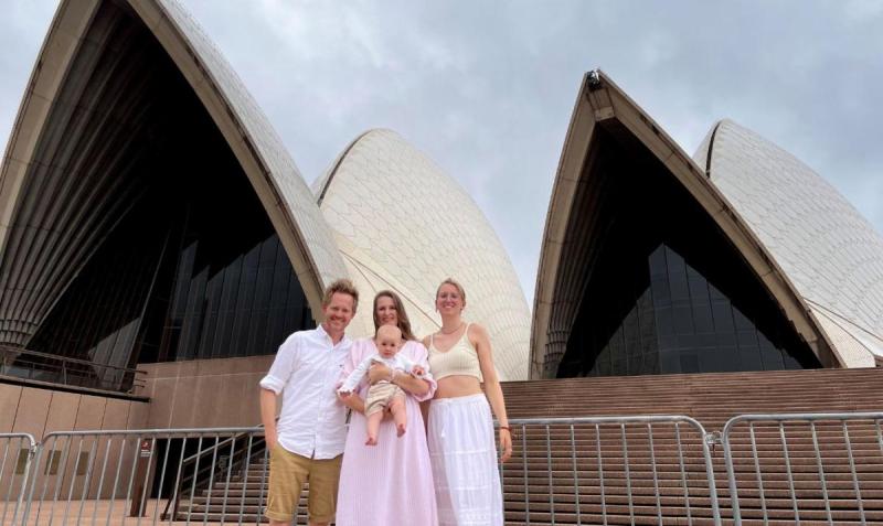 Gia đình có trẻ nhỏ tham quan Nhà hát Opera Sydney