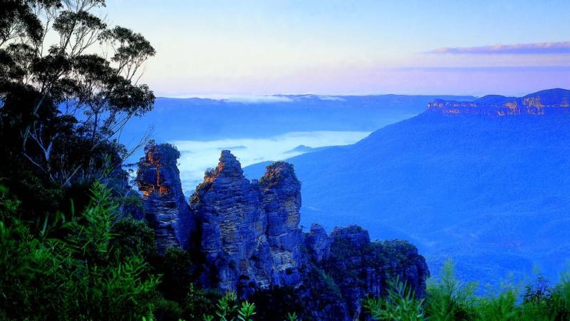 Ba khối đá Three Sisters nhô lên giữa thung lũng phủ sương xanh