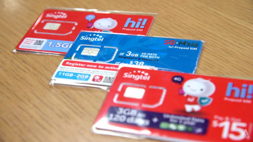 Ba chiếc SIM trả trước Singtel với bao bì đầy màu sắc nằm trên một chiếc bàn gỗ. Chúng hiển thị các gói dữ liệu tính bằng gigabyte, nhấn mạnh các mức giá và tùy chọn dung lượng dữ liệu khác nhau.