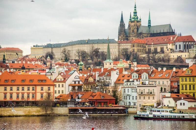 Lâu đài Praha và nhà thờ thánh Vitus phía trên các mái nhà đỏ bên bờ sông
