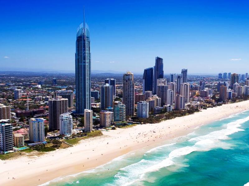 Bãi cát dài ven biển Gold Coast với tòa tháp cao và nhiều nhà cao tầng