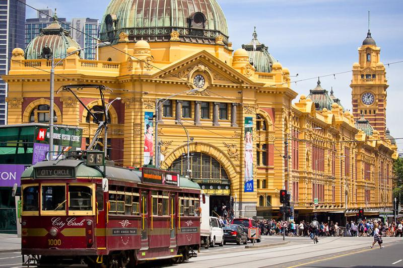 Tàu điện cổ City Circle chạy trước nhà ga Flinders Street màu vàng