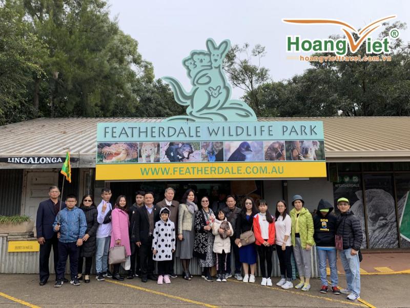 Đoàn du khách chụp ảnh tập thể trước cổng Featherdale Wildlife Park.