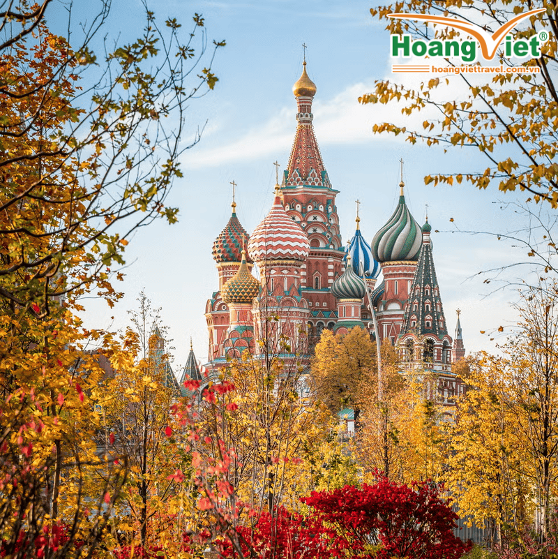 Nhà thờ St. Basil với những mái vòm hình củ hành đầy màu sắc được bao quanh bởi những tán cây mùa thu rực rỡ. Khung cảnh toát lên một bầu không khí thanh bình, thơ mộng.