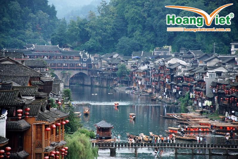 Khung cảnh thị trấn ven sông cổ kính với những tòa nhà bằng gỗ được trang trí bằng đèn lồng nằm dọc theo dòng sông thơ mộng. Cầu, thuyền và cây xanh tươi tốt tạo nên một bầu không khí thanh bình.