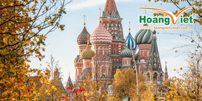 Nhà thờ St. Basil với những mái vòm hình củ hành đầy màu sắc được bao quanh bởi những tán cây mùa thu rực rỡ. Khung cảnh toát lên một bầu không khí thanh bình, thơ mộng.