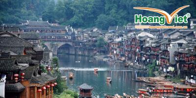 Khung cảnh thị trấn ven sông cổ kính với những tòa nhà bằng gỗ được trang trí bằng đèn lồng nằm dọc theo dòng sông thơ mộng. Cầu, thuyền và cây xanh tươi tốt tạo nên một bầu không khí thanh bình.
