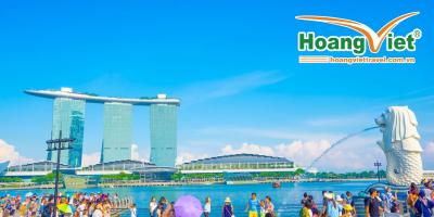 Tượng Merlion phun nước với tòa nhà Marina Bay Sands ở phía sau. Dòng người du lịch dưới bầu trời xanh trong vắt càng làm tăng thêm sức sống cho đường chân trời Singapore.