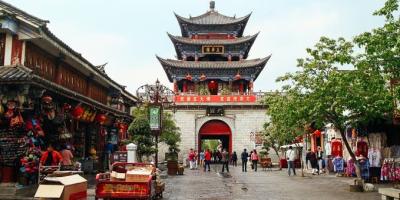 Cổng Nam Cổ thành Đại Lý với kiến trúc mái ngói nhiều tầng, phố lát đá có các cửa hàng lưu niệm và du khách qua lại