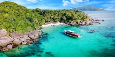 Biển xanh, bờ đá và tàu tham quan tại Phú Quốc
