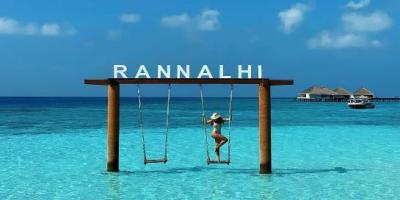 Cầu cảng Adaaran Club Rannalhi bên biển xanh Maldives