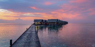 Cầu gỗ dẫn ra biệt thự trên biển tại Adaaran Select Hudhuranfushi, Maldives