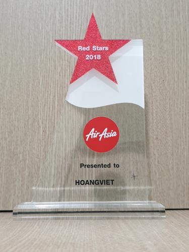 Kỷ niệm chương Sao đỏ vinh danh 10 đơn vị hàng đầu 2018" bởi Hãng hàng không AirAsia.