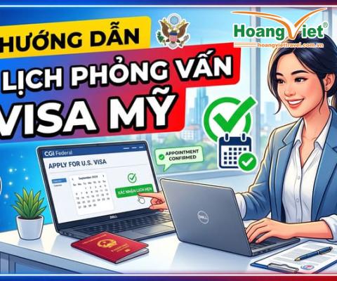 Người phụ nữ thao tác đặt lịch hẹn visa Mỹ trên laptop, bàn làm việc có hộ chiếu Việt Nam, phía sau là cờ Mỹ và Việt Nam