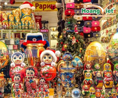 Một gian hàng đầy màu sắc trưng bày búp bê Nga xếp lồng nhau, ấm trà sứ trang trí lễ hội và trứng trang trí. Cây thông Noel càng làm tăng thêm không khí vui tươi, đậm chất Giáng sinh.