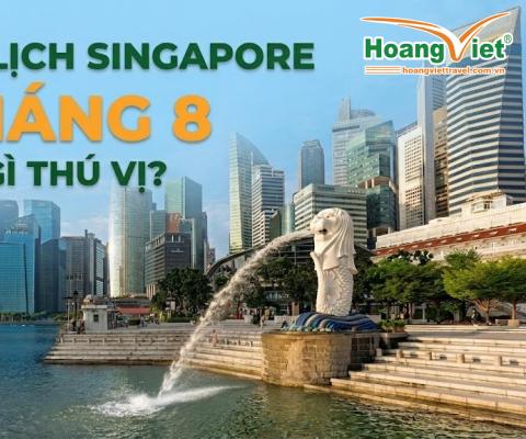 Đường chân trời Singapore với những tòa nhà chọc trời hiện đại và tượng Merlion mang tính biểu tượng bên vịnh, dưới bầu trời trong xanh. Văn bản bằng tiếng Việt: "DU LỊCH SINGAPORE THÁNG 8 CÓ GÌ THÚ VỊ?"
